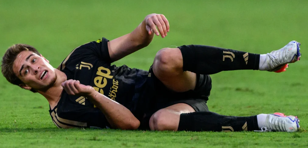 Kenan Yildiz verso l’operazione dopo il problema al quinto metatarso del piede sinistro. La Juventus rischia di perdere il suo numero 10 per quasi tre mesi. Analizzo tempi di recupero, conseguenze tattiche, possibili sostituti, mercato e come Spalletti può ridisegnare la squadra senza il talento turco.