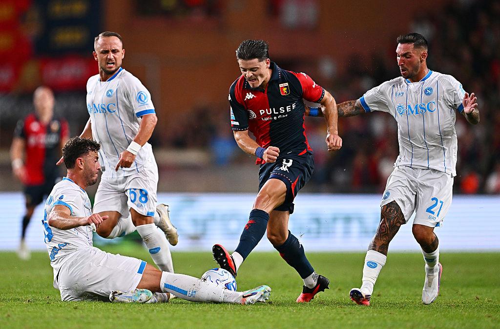 Genoa-Napoli 0-2 finisce tra le polemiche. Analizzo la vittoria azzurra, i cambi decisivi di Allegri e soprattutto il discusso contatto De Bruyne-Vásquez prima dello 0-1. Focus sull'arbitraggio di Di Bello, sul mancato intervento VAR e sulle regole IFAB che dividono la Serie A.